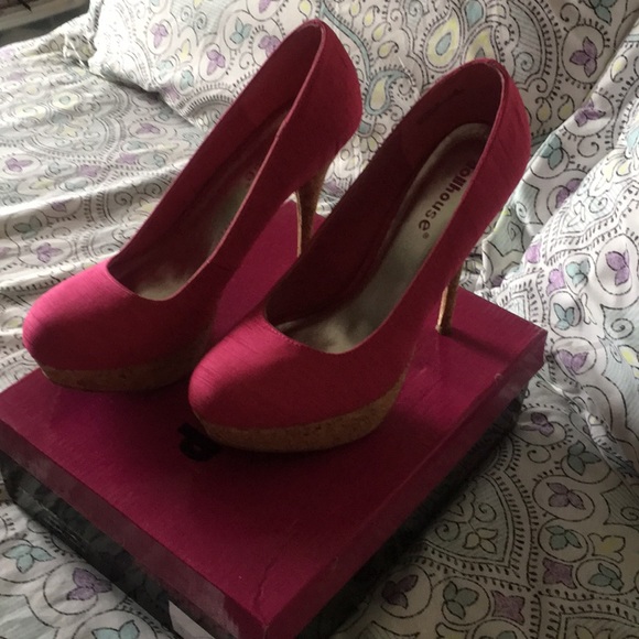Dollhouse hot pink & cork pump size 9 - Picture 2 of 3